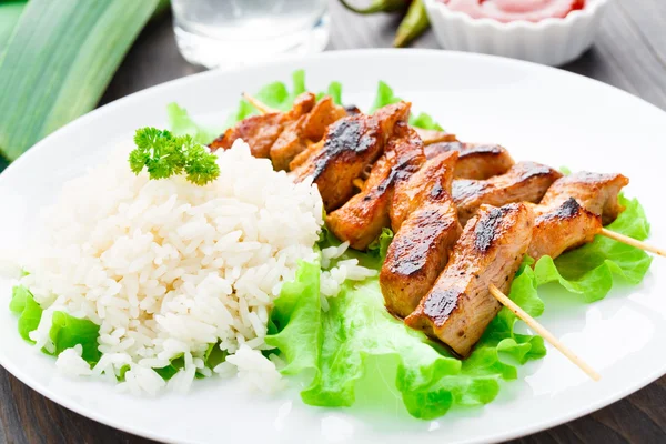 Cerdo marinado a la plancha con arroz — Stockfoto