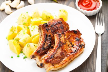 Kızarmış domuz loin patates ile