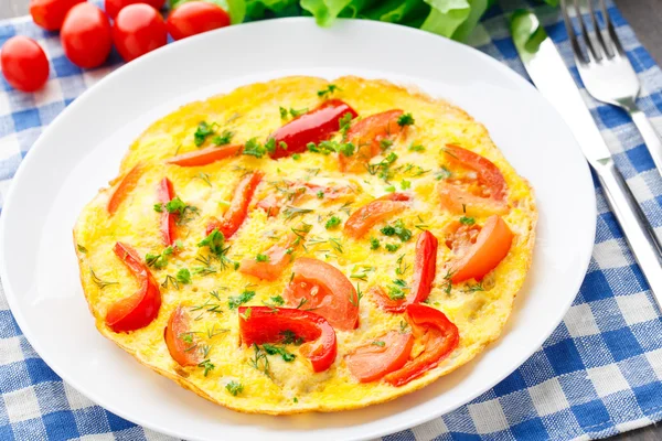 Kırmızı biber, domates ve otlar ile omlet — Stok fotoğraf