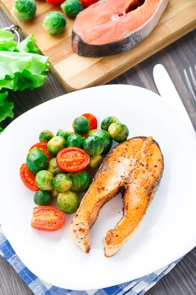 Salmão com couve de bruxelas assada e tomate — Fotografia de Stock