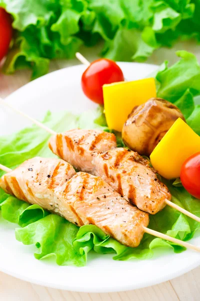 Brochetas de salmón y verduras a la parrilla —  Fotos de Stock