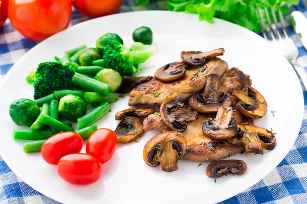 Filete a la parrilla con champiñones y verduras — Foto de Stock