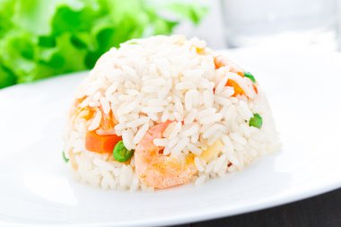 Kızarmış pirinç ve karides.