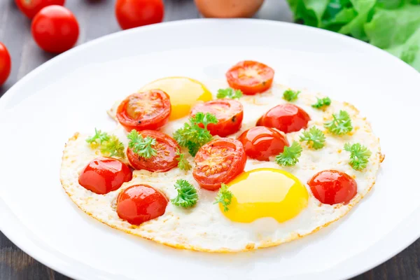 Sahanda yumurta kiraz domates ile — Stok fotoğraf