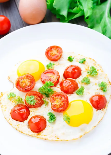 Ovos fritos com tomate cereja — Fotografia de Stock