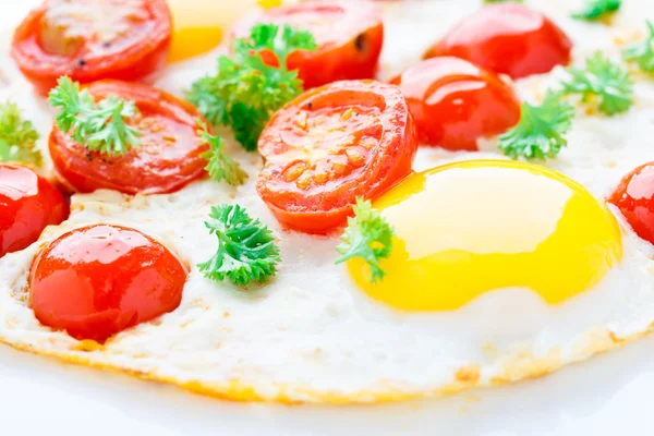 Huevos fritos con tomates cherry — Foto de Stock
