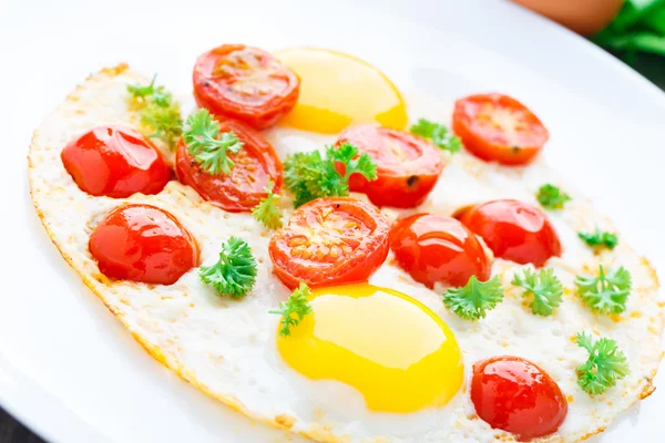 Gebakken eieren met cherry tomaten — Stockfoto