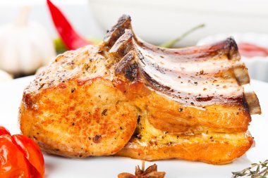 pişmiş domuz kaburga eti