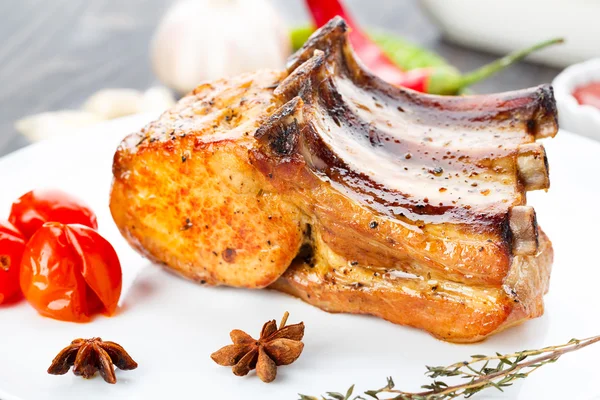 Chuleta de costilla de cerdo al horno — Foto de Stock