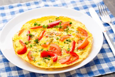 kırmızı biber, domates ve otlar ile omlet