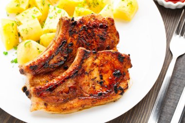 Kızarmış domuz loin patates ile