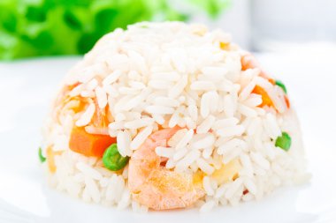 Kızarmış pirinç ve karides.