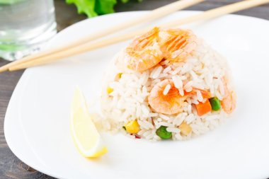 Kızarmış pirinç ve karides.