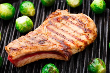 Brüksel lahanası ile ızgara pirzola