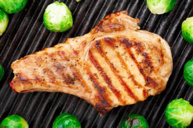 Brüksel lahanası ile ızgara pirzola