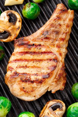 Brüksel lahanası ile ızgara pirzola