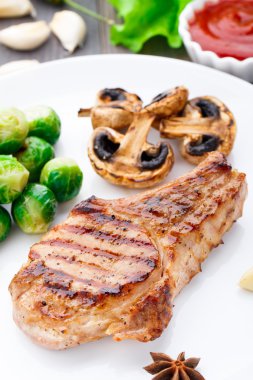 Brüksel lahanası ile ızgara pirzola