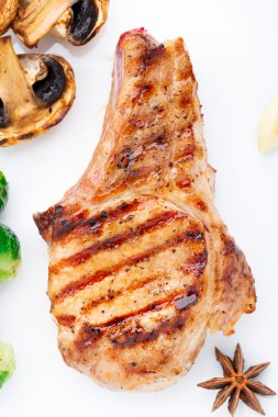 Brüksel lahanası ile ızgara pirzola