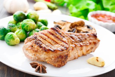 Brüksel lahanası ile ızgara pirzola