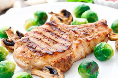 Brüksel lahanası ile ızgara pirzola