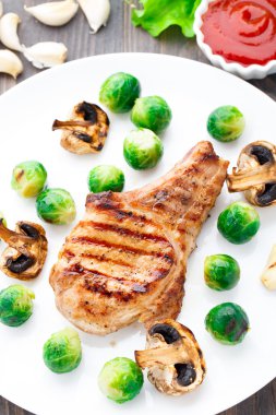 Brüksel lahanası ile ızgara pirzola