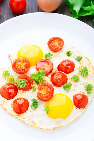 Ovos fritos com tomate cereja — Fotografia de Stock