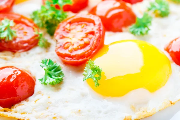Jajka sadzone z pomidorkami — Zdjęcie stockowe