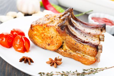 pişmiş domuz kaburga eti
