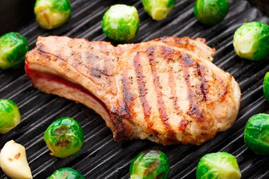 Brüksel lahanası ile ızgara pirzola