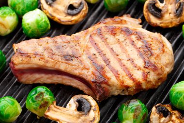 Brüksel lahanası ile ızgara pirzola