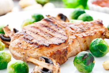 Brüksel lahanası ile ızgara pirzola