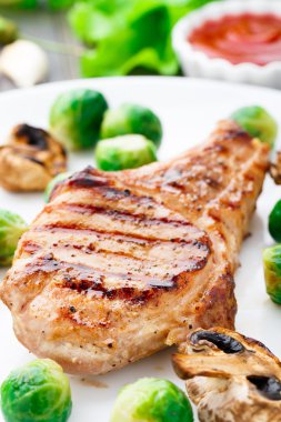 Brüksel lahanası ile ızgara pirzola