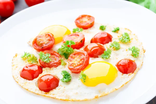 Huevos fritos con tomates cherry —  Fotos de Stock