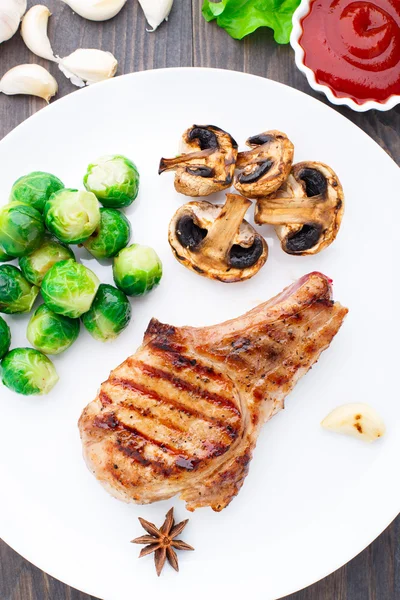 Grilled pork chop with brussels sprouts — Stock Photo, Image