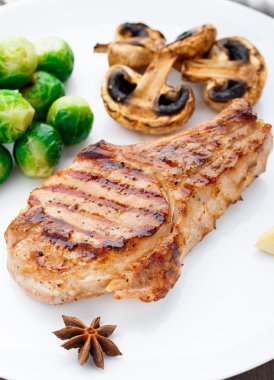 Brüksel lahanası ile ızgara pirzola