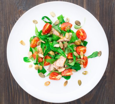 roka, somon ve kiraz domates salatası