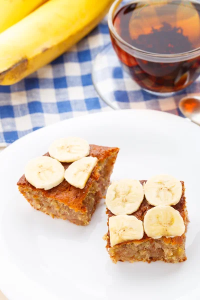 Cake with fresh banana — Stock Photo, Image