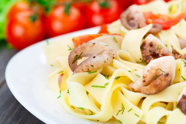 Nudeln mit Tintenfisch — Stockfoto