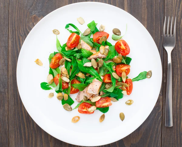 Salada com arugula, salmão e tomate cereja — Fotografia de Stock