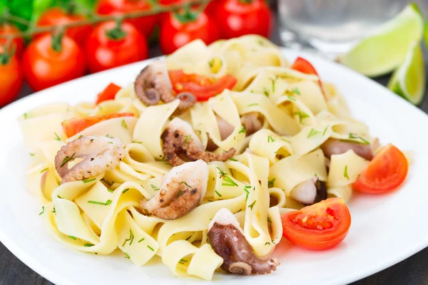 Pasta con polpo — Foto Stock