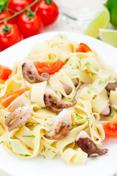 Nudeln mit Tintenfisch — Stockfoto