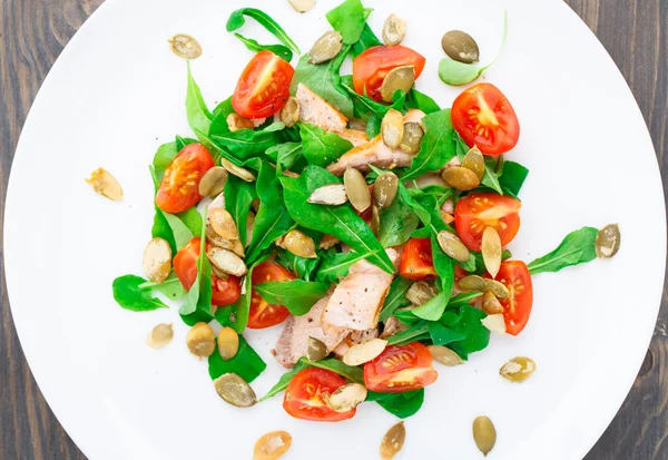 Salad with arugula, salmon and cherry tomato — Stock Photo, Image