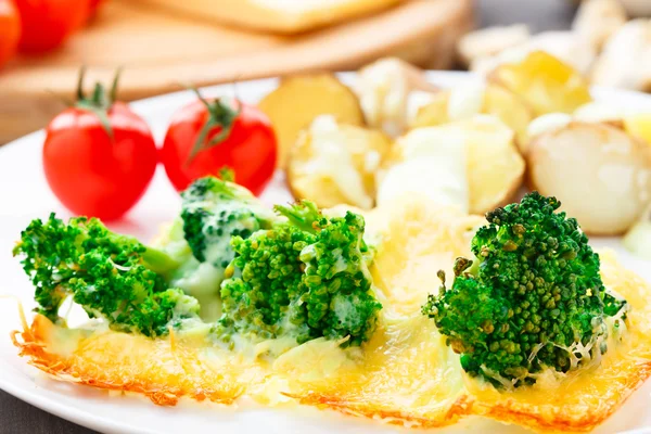 Brokkoli-Gratin mit Käse und Ofenkartoffeln — Stockfoto