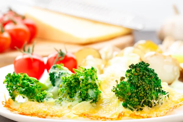 Broccoli gratäng med ost och bakad potatis — Stockfoto