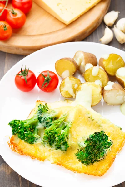 Брокколи с сыром и запечённой картошкой — стоковое фото
