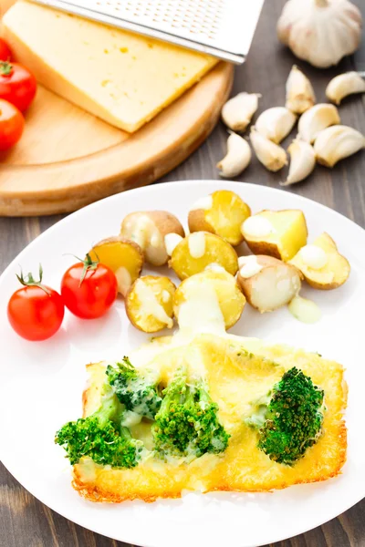 Brokoli peynir ve patates graten — Stok fotoğraf