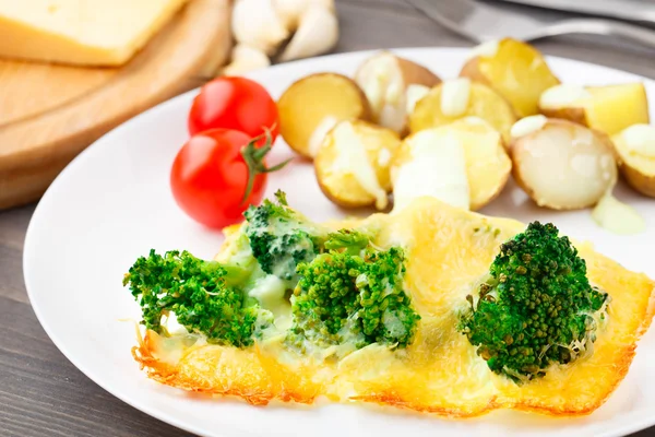 Broccoli gratin with cheese and baked potato — Stock Photo, Image