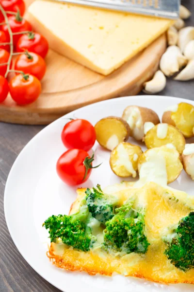 Brokkoli-Gratin mit Käse und Ofenkartoffeln — Stockfoto