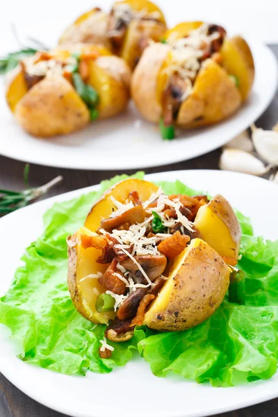 Patata al horno con tocino y champiñones — Foto de Stock