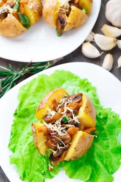 Gebakken aardappelen met spek en champignons — Stockfoto